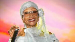 Marcia Griffiths celebra honra acadêmica: a Rainha do Reggae recebe doutorado da UWI  Universidade das Índias